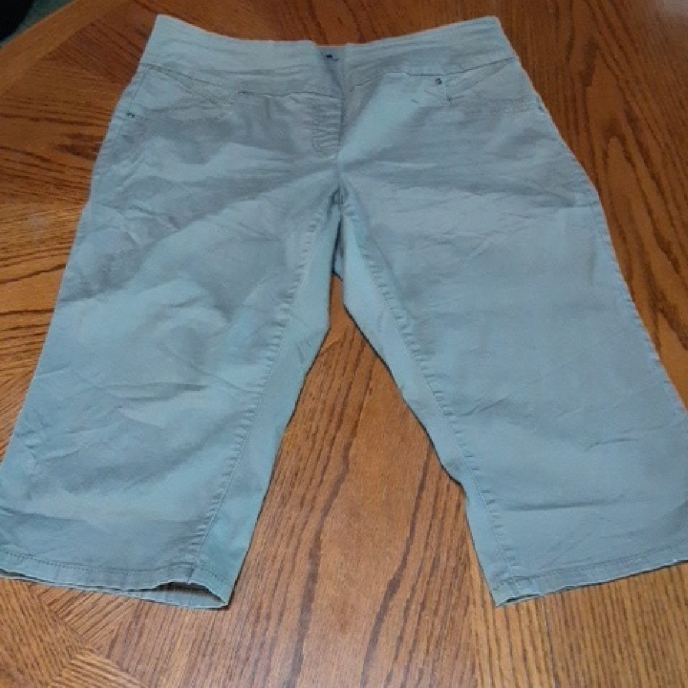 Reitmans Women's Taupe Bermudas 10P Mid-rise